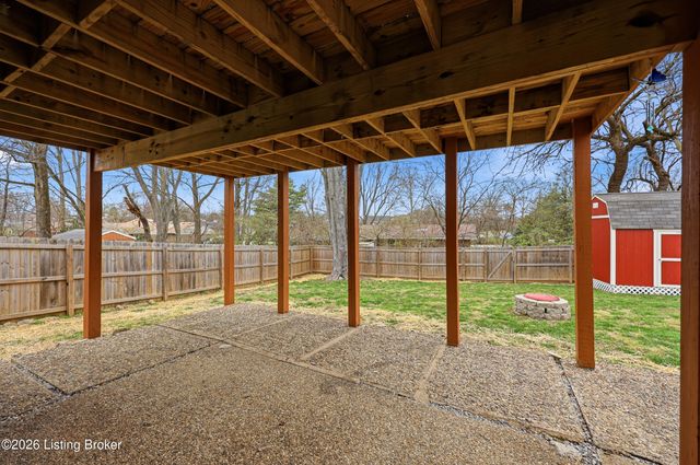 8814 High Point Cir, Louisville, KY 40299