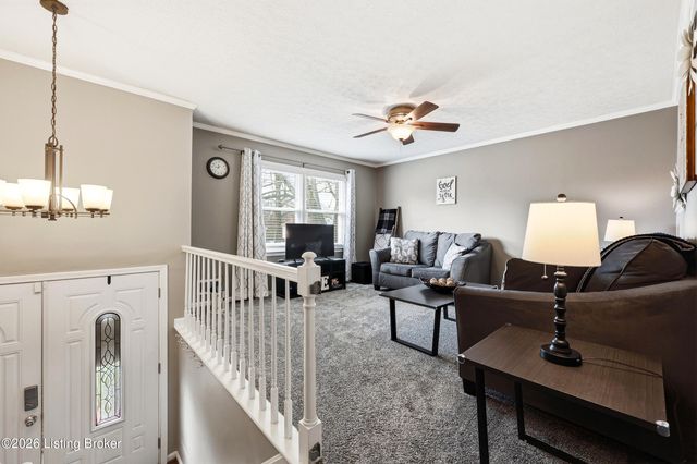 8814 High Point Cir, Louisville, KY 40299