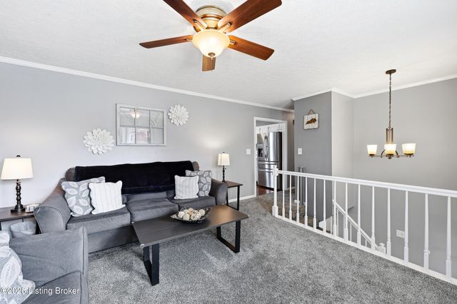 8814 High Point Cir, Louisville, KY 40299