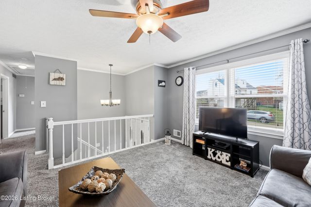 8814 High Point Cir, Louisville, KY 40299