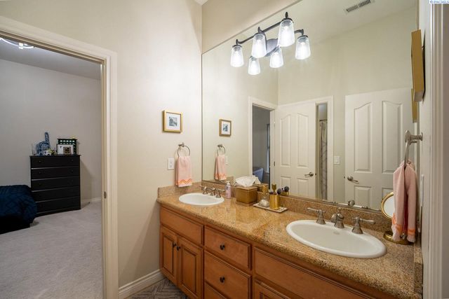 1348 Country Ridge Drive, Richland, WA 99352