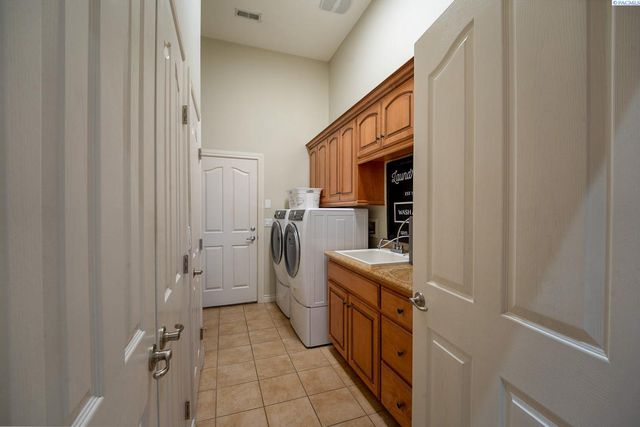 1348 Country Ridge Drive, Richland, WA 99352