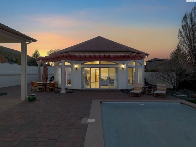 1348 Country Ridge Drive, Richland, WA 99352