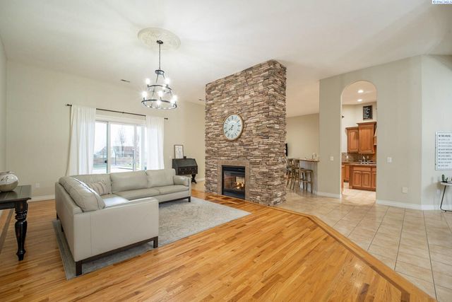 1348 Country Ridge Drive, Richland, WA 99352