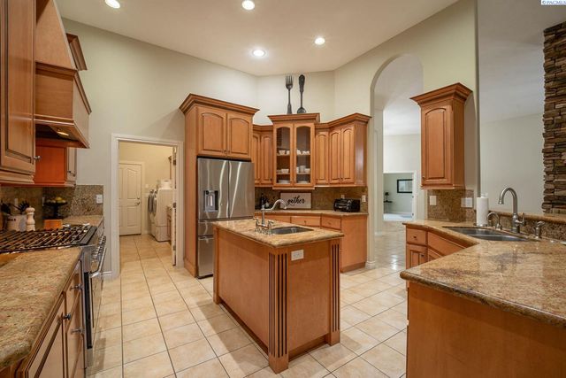 1348 Country Ridge Drive, Richland, WA 99352