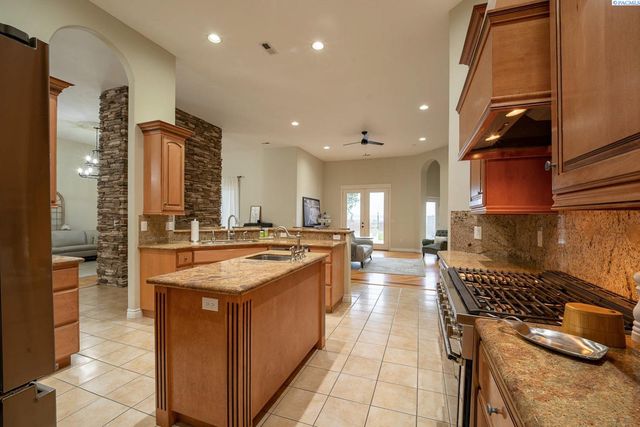 1348 Country Ridge Drive, Richland, WA 99352