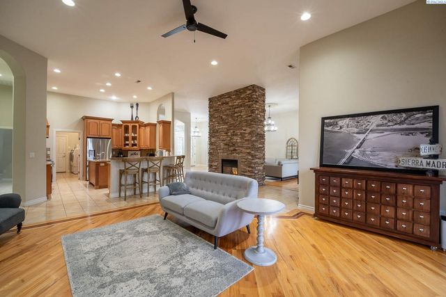 1348 Country Ridge Drive, Richland, WA 99352