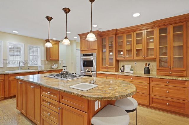 608 Middle River Dr, Fort Lauderdale, FL 33304