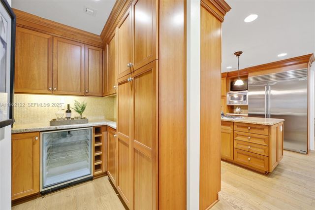 608 Middle River Dr, Fort Lauderdale, FL 33304