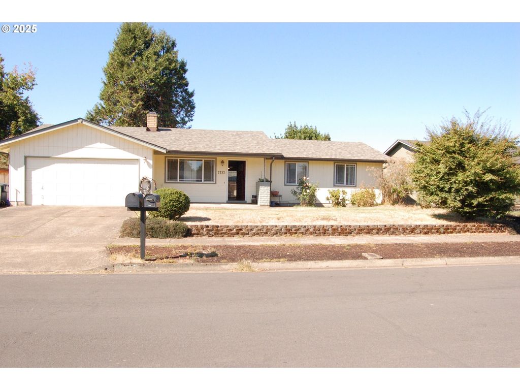2252 ROSE BLOSSOM Dr, Springfield, OR 97477