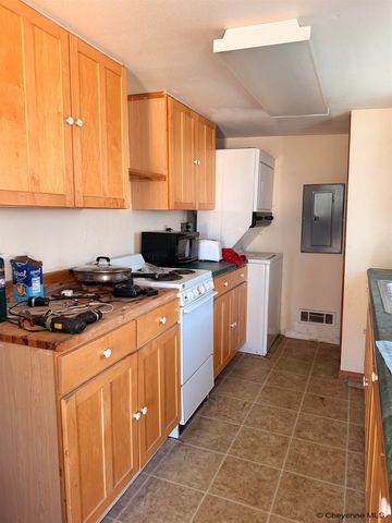 261 N TAYLOR, Laramie, WY 82070