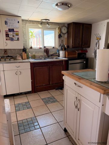 261 N TAYLOR, Laramie, WY 82070