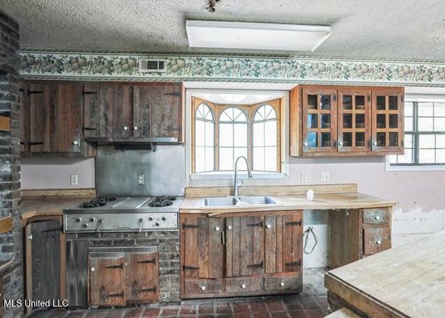 215 Girl Scout Road, Grenada, MS 38901