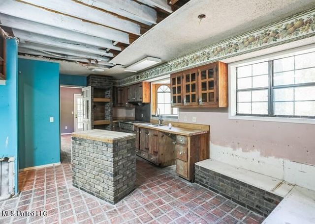 215 Girl Scout Road, Grenada, MS 38901