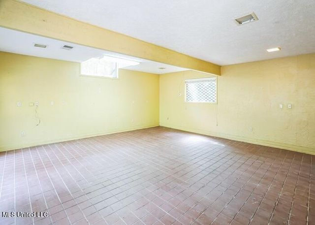 215 Girl Scout Road, Grenada, MS 38901