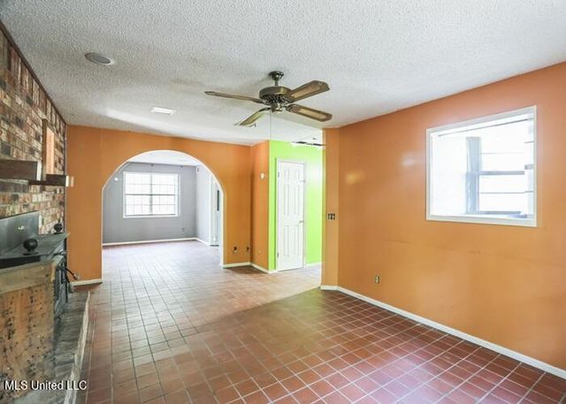 215 Girl Scout Road, Grenada, MS 38901