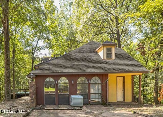 215 Girl Scout Road, Grenada, MS 38901