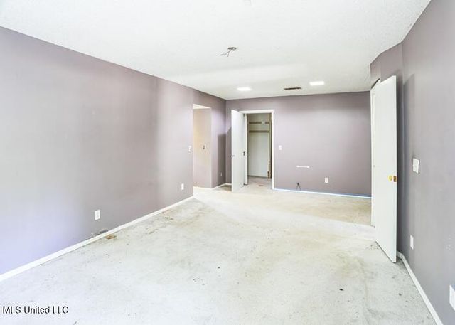 215 Girl Scout Road, Grenada, MS 38901