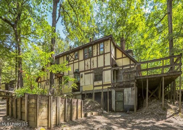 215 Girl Scout Road, Grenada, MS 38901