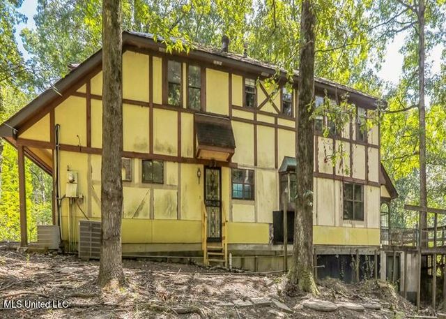 215 Girl Scout Road, Grenada, MS 38901