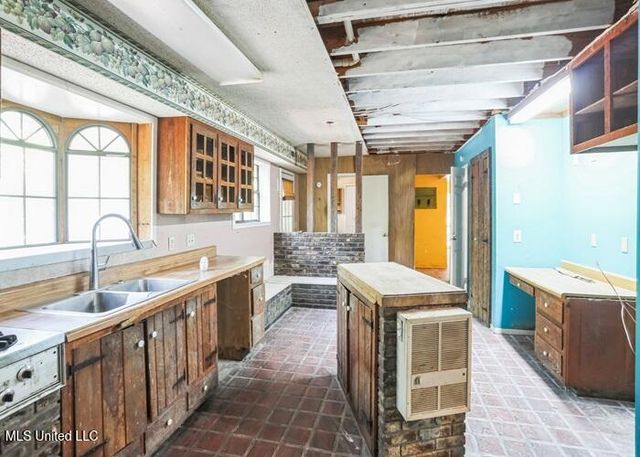 215 Girl Scout Road, Grenada, MS 38901