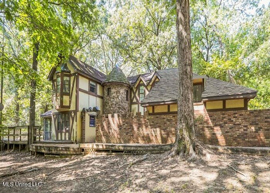 215 Girl Scout Road, Grenada, MS 38901