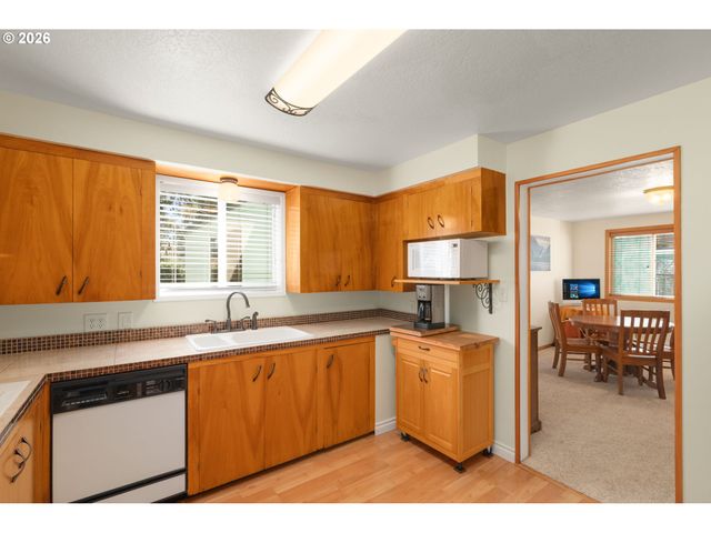 12605 Se HOLGATE Blvd, Portland, OR 97236