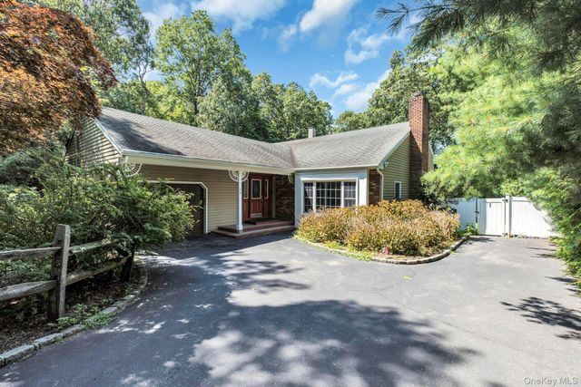 29 Columbine Avenue N, Hampton Bays, NY 11946