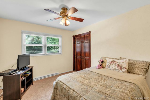 29 Columbine Avenue N, Hampton Bays, NY 11946