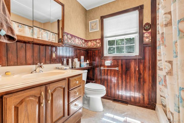 29 Columbine Avenue N, Hampton Bays, NY 11946