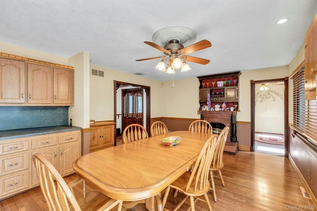 29 Columbine Avenue N, Hampton Bays, NY 11946