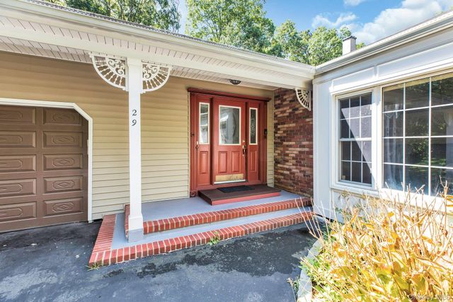 29 Columbine Avenue N, Hampton Bays, NY 11946
