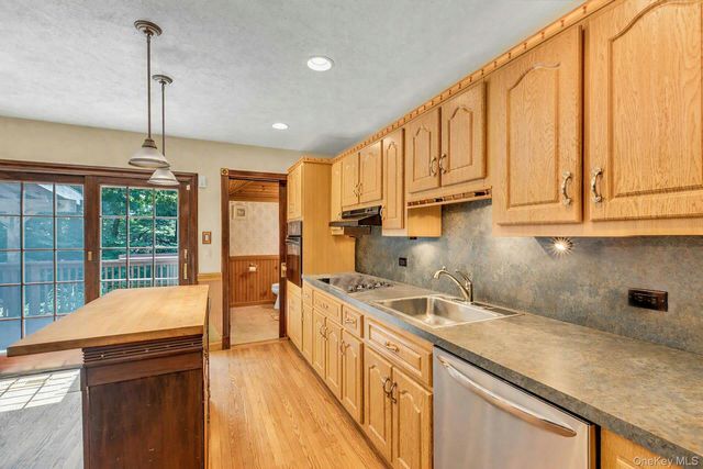 29 Columbine Avenue N, Hampton Bays, NY 11946