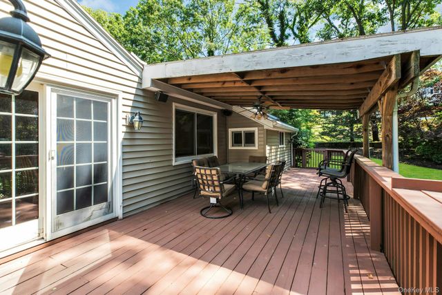 29 Columbine Avenue N, Hampton Bays, NY 11946