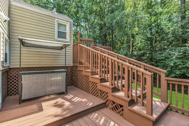 29 Columbine Avenue N, Hampton Bays, NY 11946