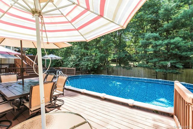29 Columbine Avenue N, Hampton Bays, NY 11946