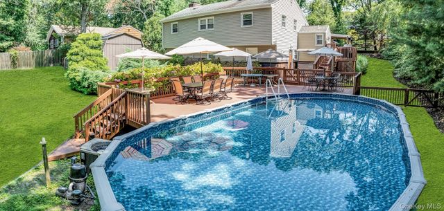 29 Columbine Avenue N, Hampton Bays, NY 11946