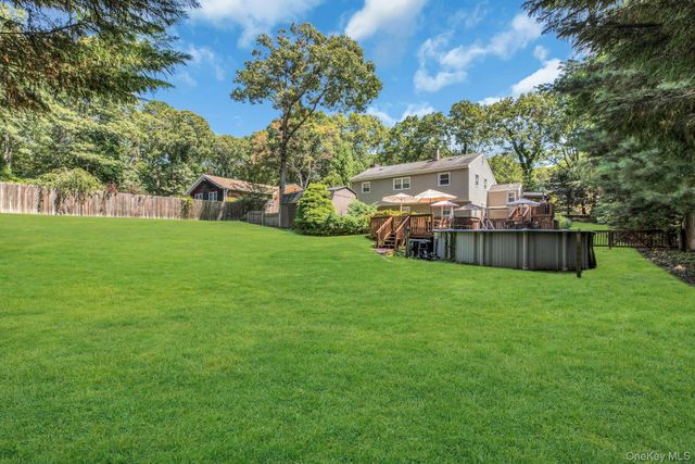 29 Columbine Avenue N, Hampton Bays, NY 11946