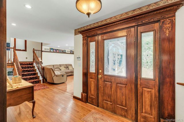 29 Columbine Avenue N, Hampton Bays, NY 11946
