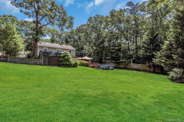 29 Columbine Avenue N, Hampton Bays, NY 11946