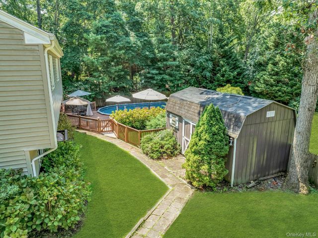29 Columbine Avenue N, Hampton Bays, NY 11946