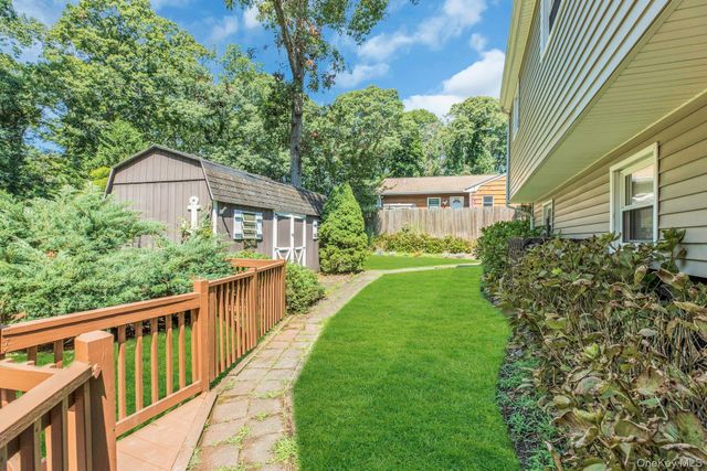 29 Columbine Avenue N, Hampton Bays, NY 11946