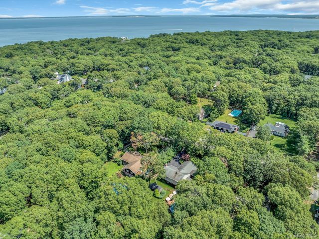 29 Columbine Avenue N, Hampton Bays, NY 11946