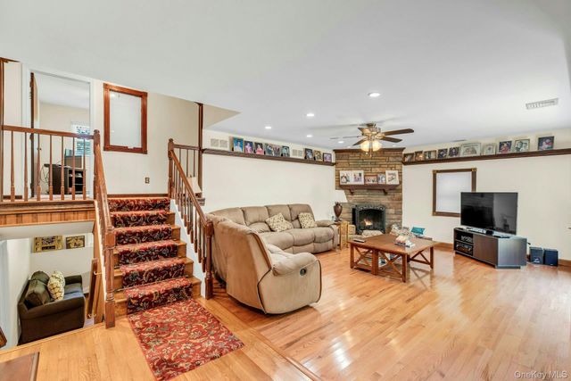 29 Columbine Avenue N, Hampton Bays, NY 11946