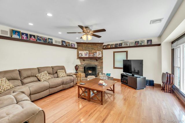 29 Columbine Avenue N, Hampton Bays, NY 11946