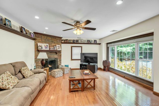 29 Columbine Avenue N, Hampton Bays, NY 11946