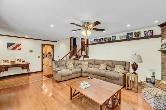 29 Columbine Avenue N, Hampton Bays, NY 11946