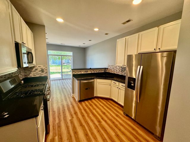 423 ACUSHNET Street 423, Elgin, IL 60124