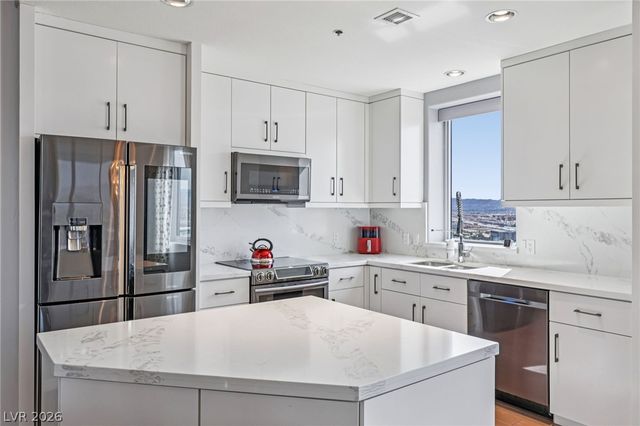 8255 Las Vegas Boulevard 2002, Las Vegas, NV 89123