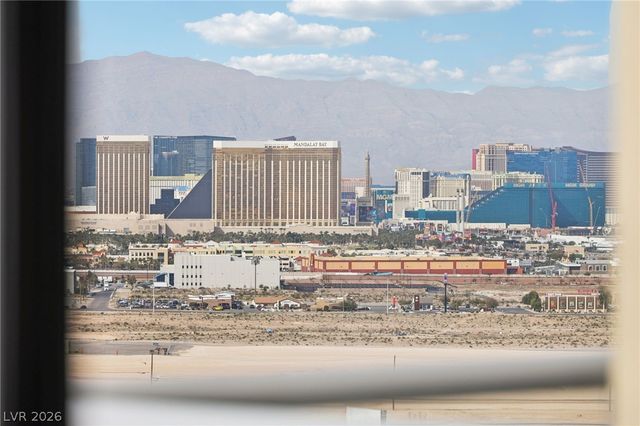 8255 Las Vegas Boulevard 2002, Las Vegas, NV 89123